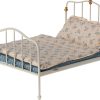 Kinderwelt Maileg Puppen & Zubehor | Maileg Puppenmobel Metallbett Mit Bettzeug 13,5X14X19 Cm Cremeweis